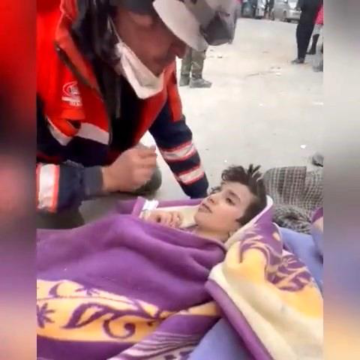 Enkazdan çıkan çocuktan duygulandıran istek