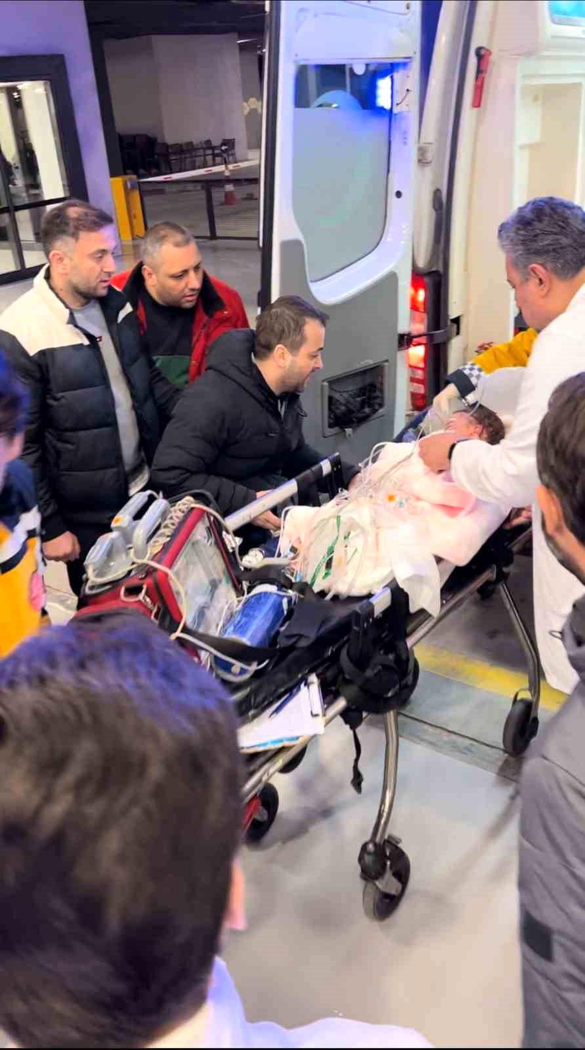 Depremzedeler Başakşehir Çam ve Sakura Hastanesine getirilmeye devam ediyor