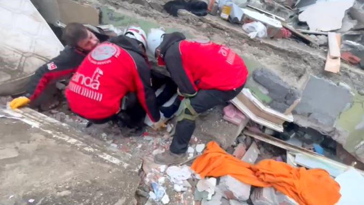 Evli çift depremin 6\'ıncı gününde sağ olarak kurtarıldı