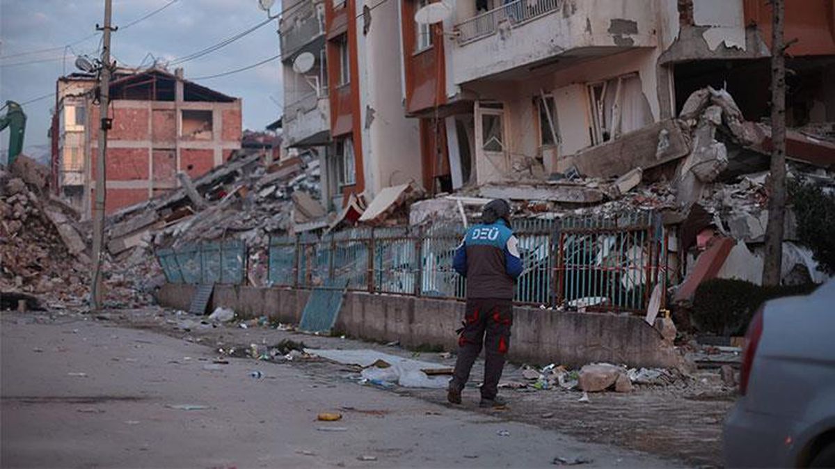 Gaziantep depreminde yıkılan bir binanın kolonunu kestikleri iddiasıyla 2 kişi yakalandı