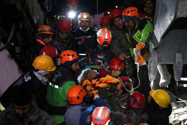Gaziantep'te Kurtarma Çalışmaları Gece Boyu Devam Etti Gaziantep'te Kurtarma Çalışmaları Gece Boyu Devam Etti