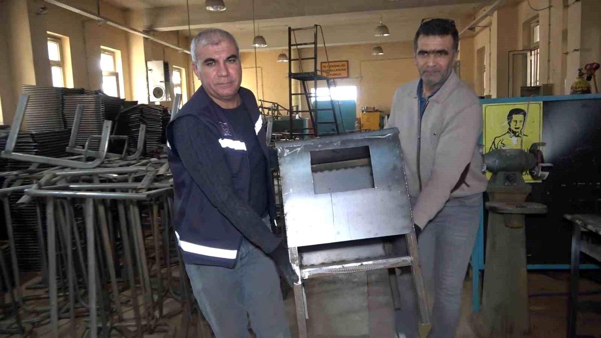 Gönüllü öğretmenler çadır kentlerdeki depremzedelere odun sobası üretiyor