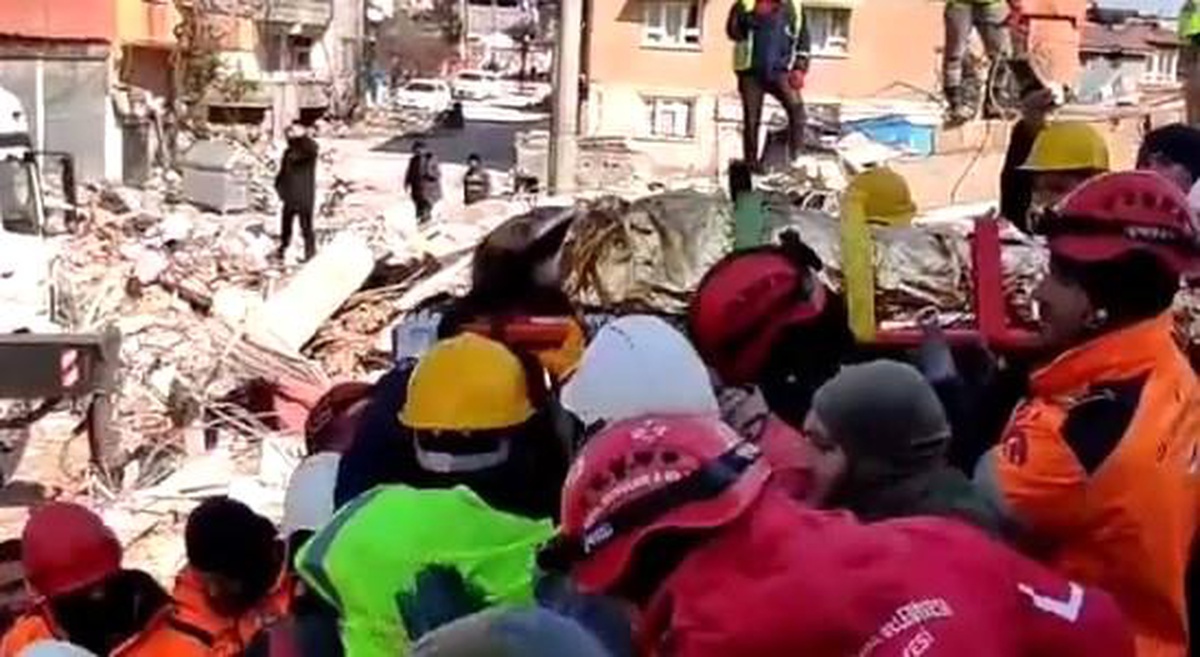 Hamile kadın 129 saat sonra enkazdan çıkartıldı