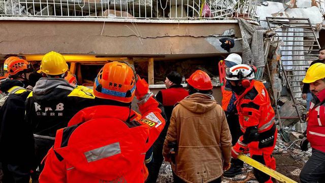 Hatay Belen'de Çin Kurtarma Ekibinin Yardımlarıyla Beş Kişilik Aile Enkazdan Çıkarıldı Hatay Belen'de Çin Kurtarma Ekibinin Yardımlarıyla Beş Kişilik Aile Enkazdan Çıkarıldı