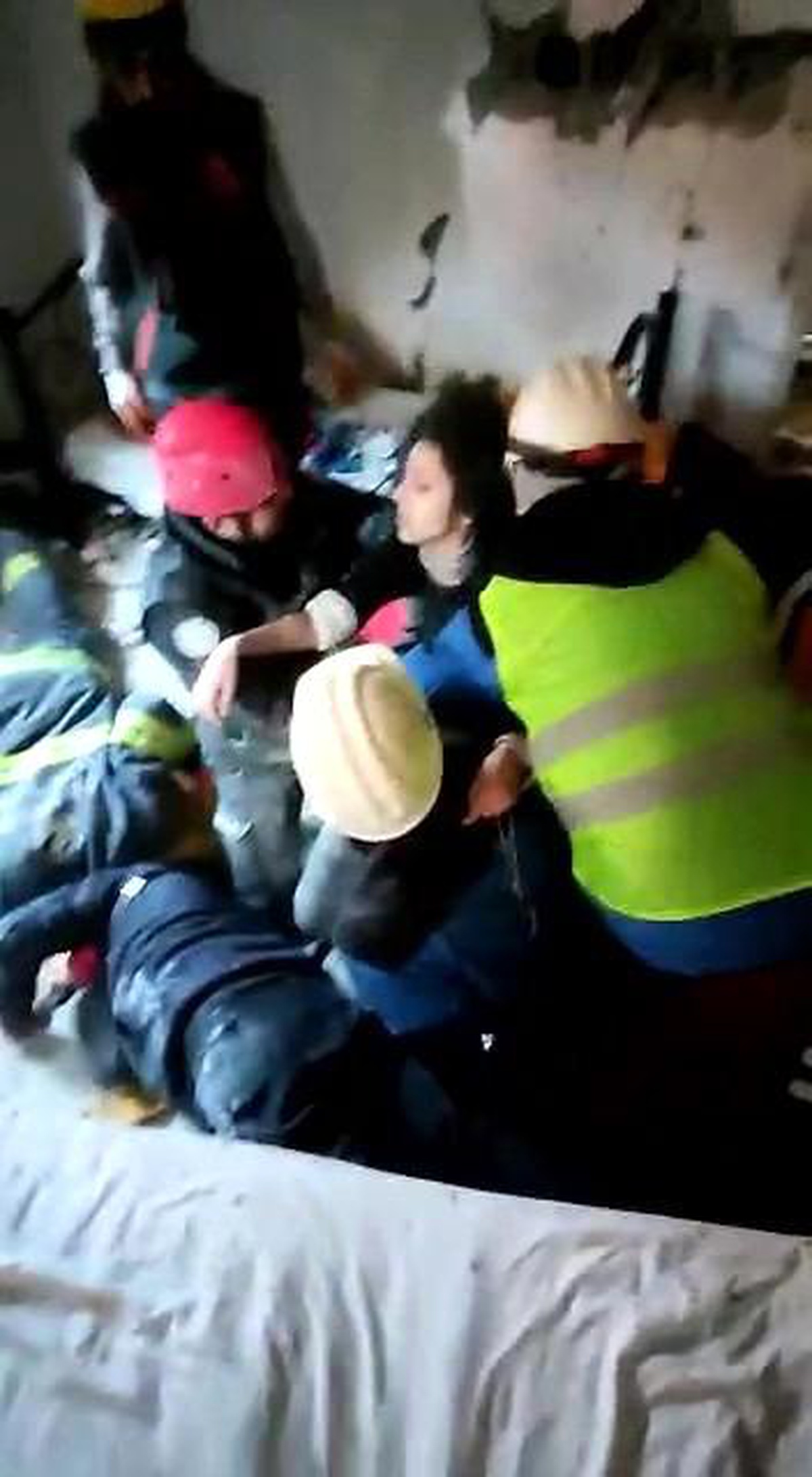 Hatay\'da 11 ve 13 yaşındaki iki kız kardeş 131 saat sonra sağ olarak kurtarıldı