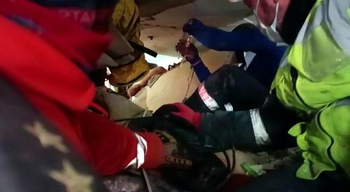 Hatay\'da 135 saat sonra enkazda bir kişiye daha ulaşıldı