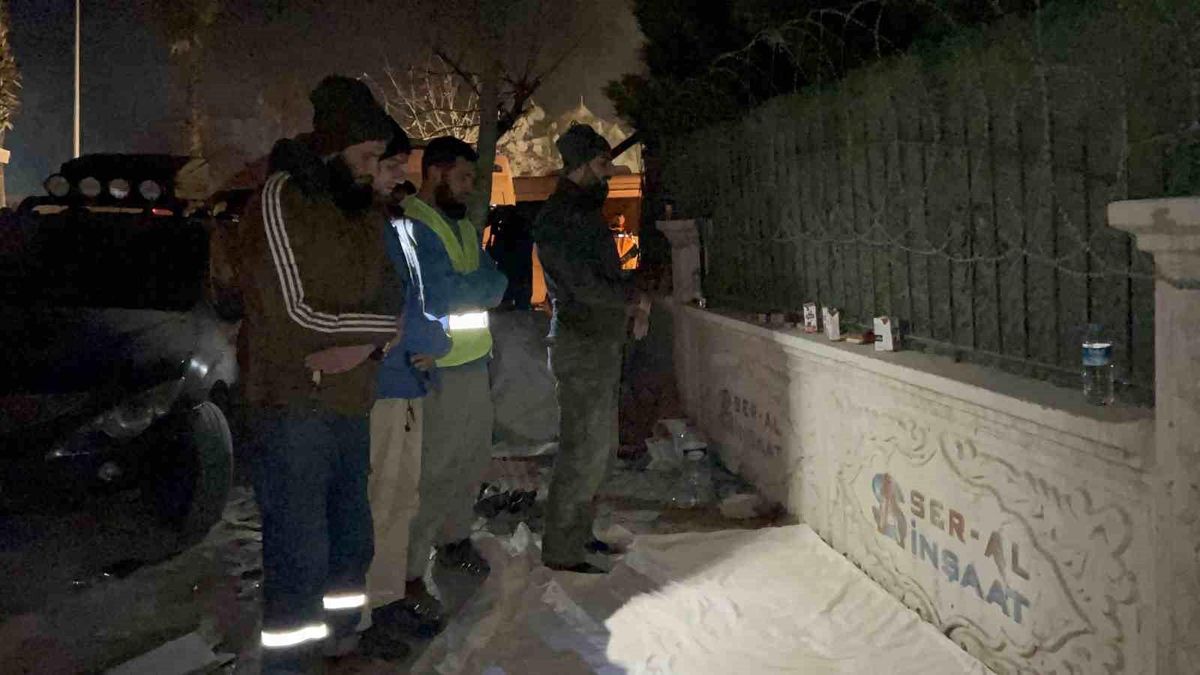 Hatay\'da arama kurtarma ekiplerinden nöbetleşe akşam namazı