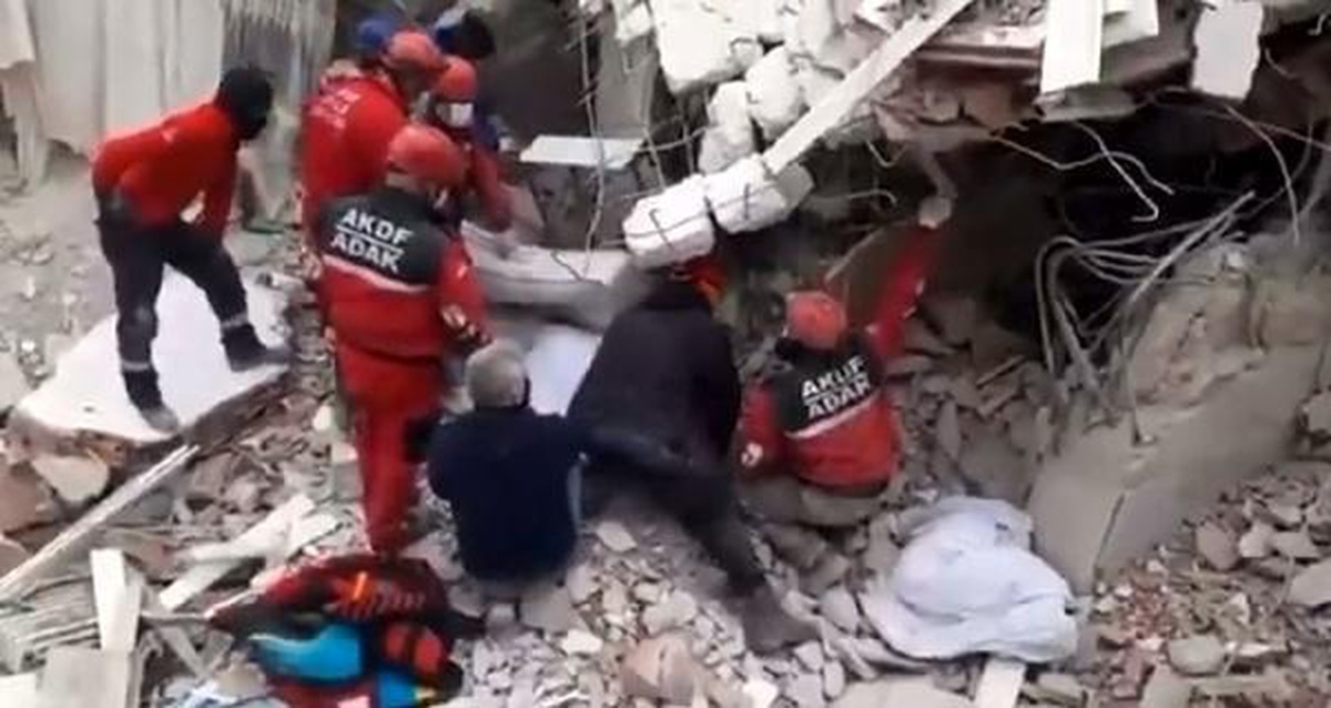 Hatay\'da bina çöktü, 2 kurtarma görevlisi enkazda kaldı