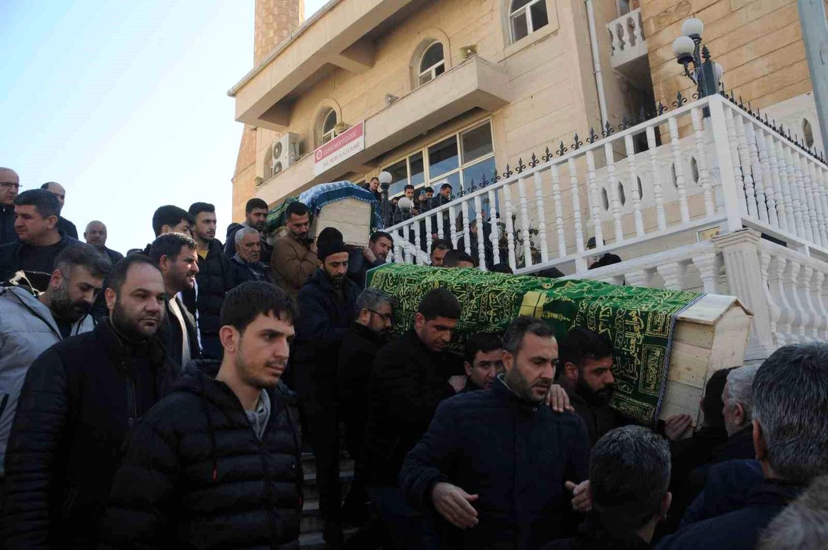 Hatay\'da enkazdan çıkarılan Değer çifti Cizre\'de toprağa verildi