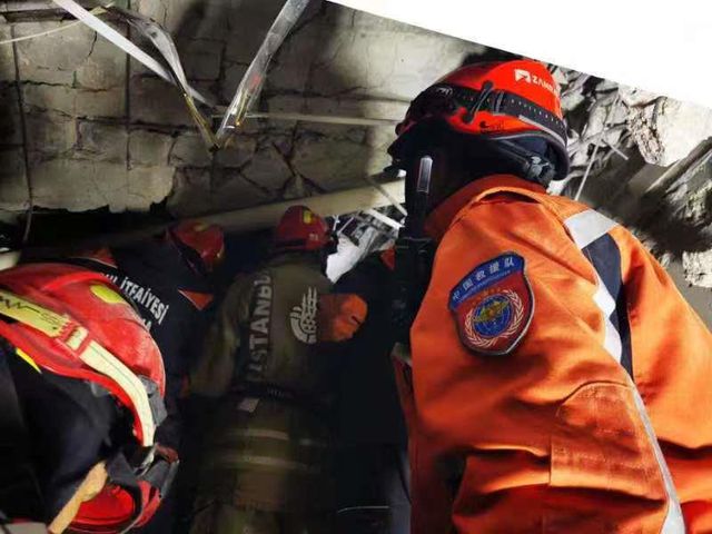 Hatay'da Türk ve Çinli Kurtarma Ekipleri 25 Yaşındaki Kadını Kurtarmayı Başardı Hatay'da Türk ve Çinli Kurtarma Ekipleri 25 Yaşındaki Kadını Kurtarmayı Başardı