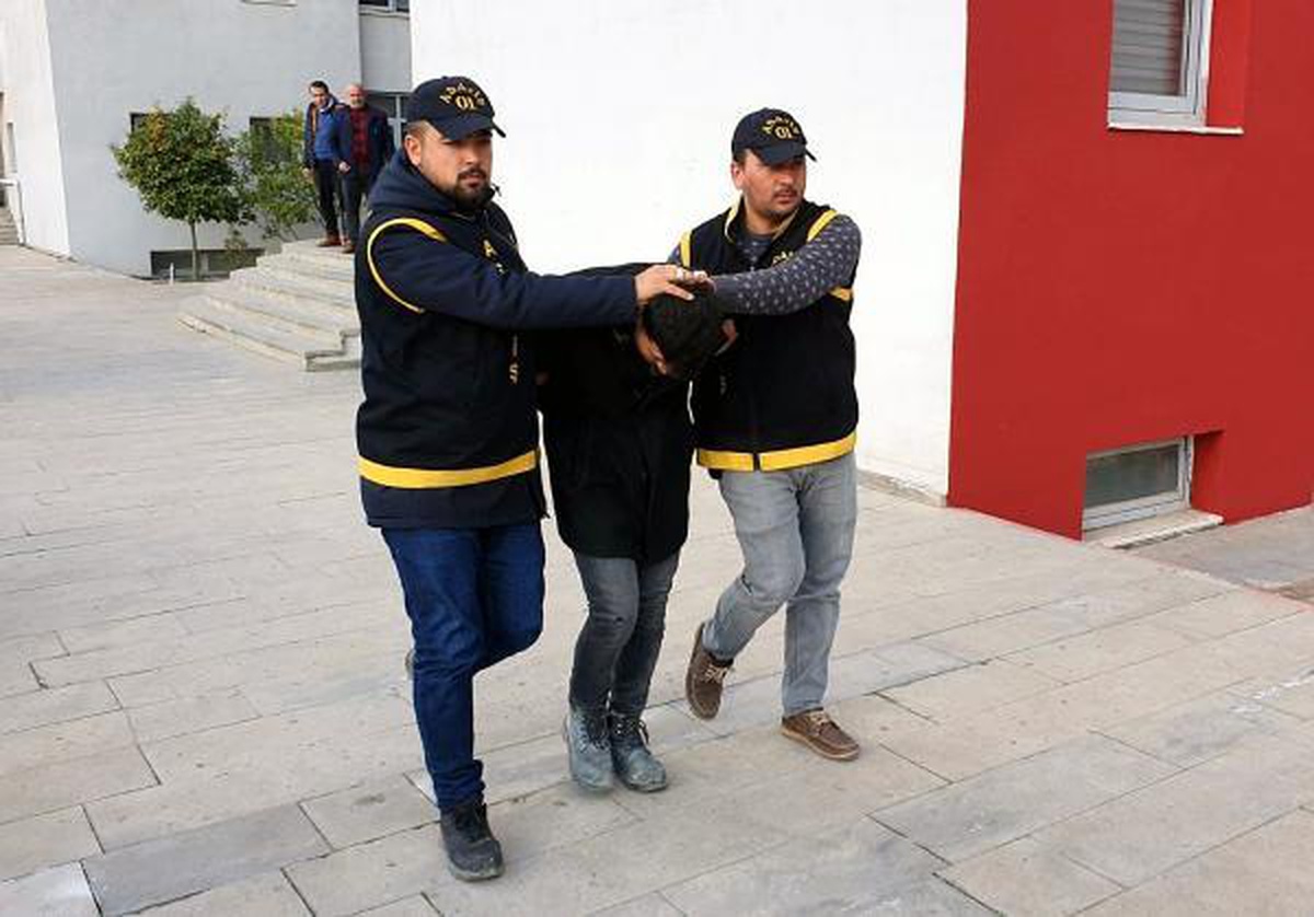 Hatay\'daki enkazdan çaldığı kredi kartlarıyla harcama yaptı, polise yakalandı