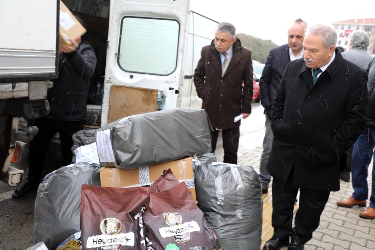 İlkadımlı kursiyerler depremzedeler için diktiler