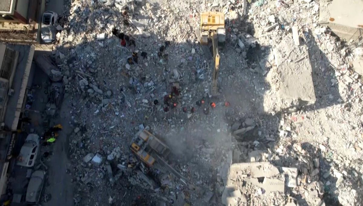 İskenderun\'da arama-kurtarma çalışmaları drone ile görüntülendi