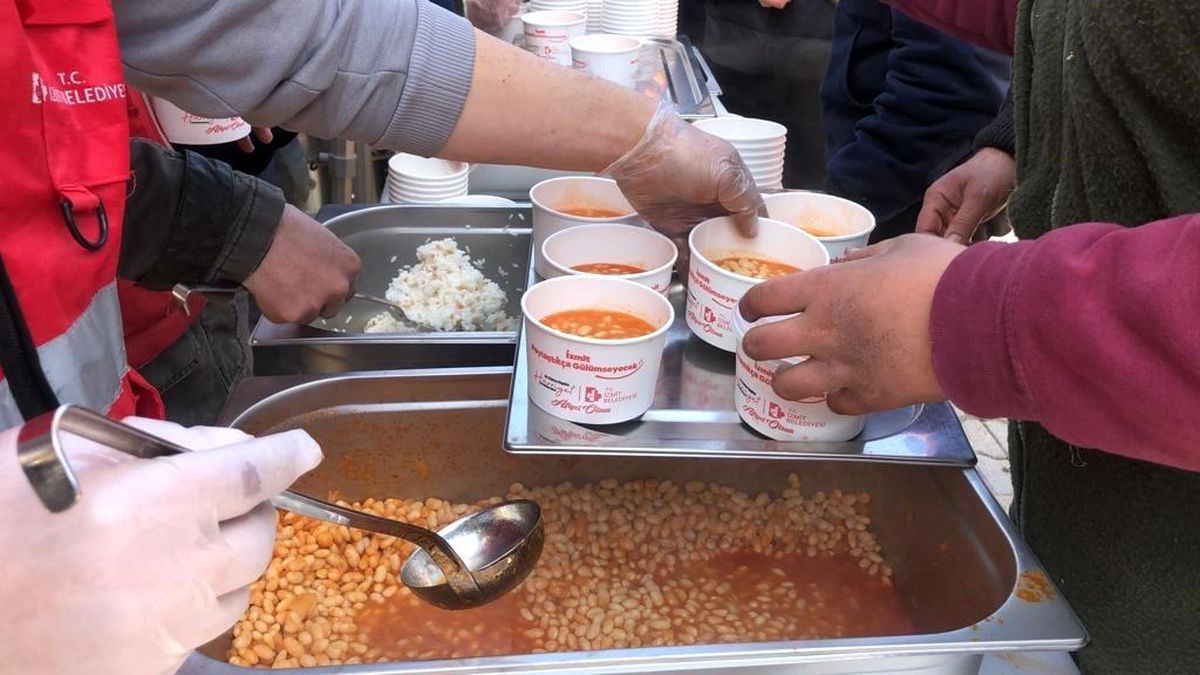 İzmit Belediyesi, Hatay\'da sıcak yemek dağıtımına başladı