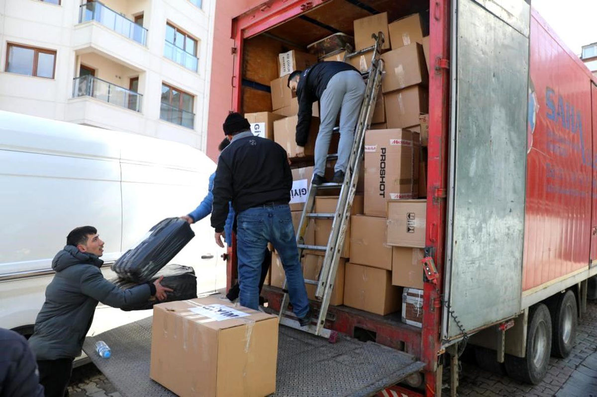 Kağıthane\'den deprem bölgesine 60 tır dolusu yardım gitti