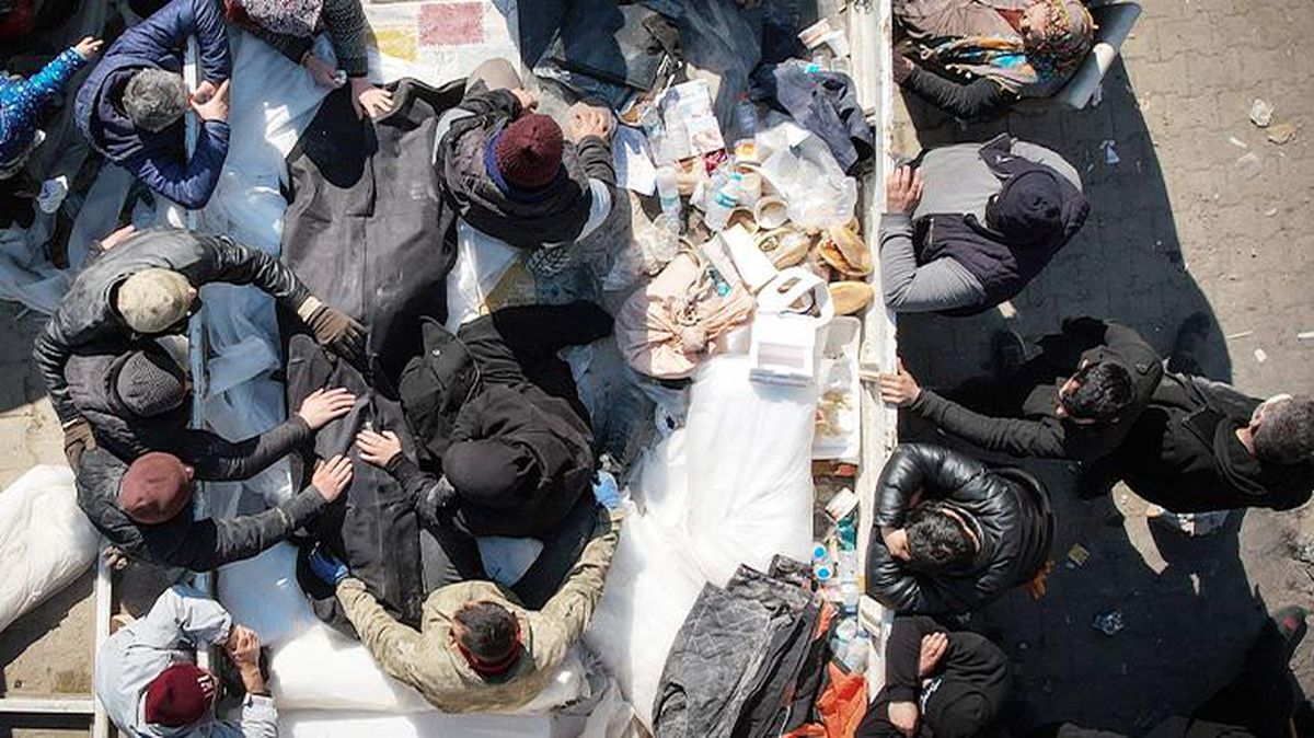 Acının karesi! Depremde can veren gencin ailesi, cenazeyi bir an olsun bırakmadı