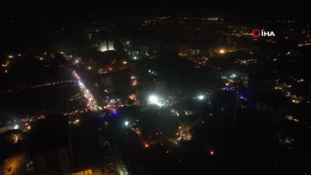 Kahramanmaraş'ta geceyi arama kurtarma çalışmaları aydınlattı