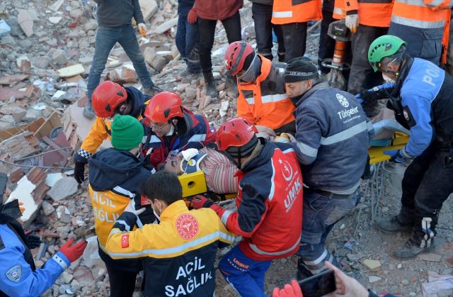 Kahramanmaraş'ta Nehir Naz'ın anne ve babası da enkazdan sağ çıkarıldı