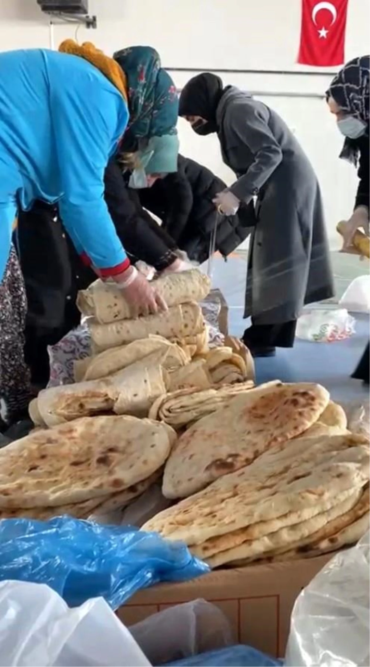 Kars\'ta kadınlar pişirdikleri ekmekleri deprem bölgesine gönderdi