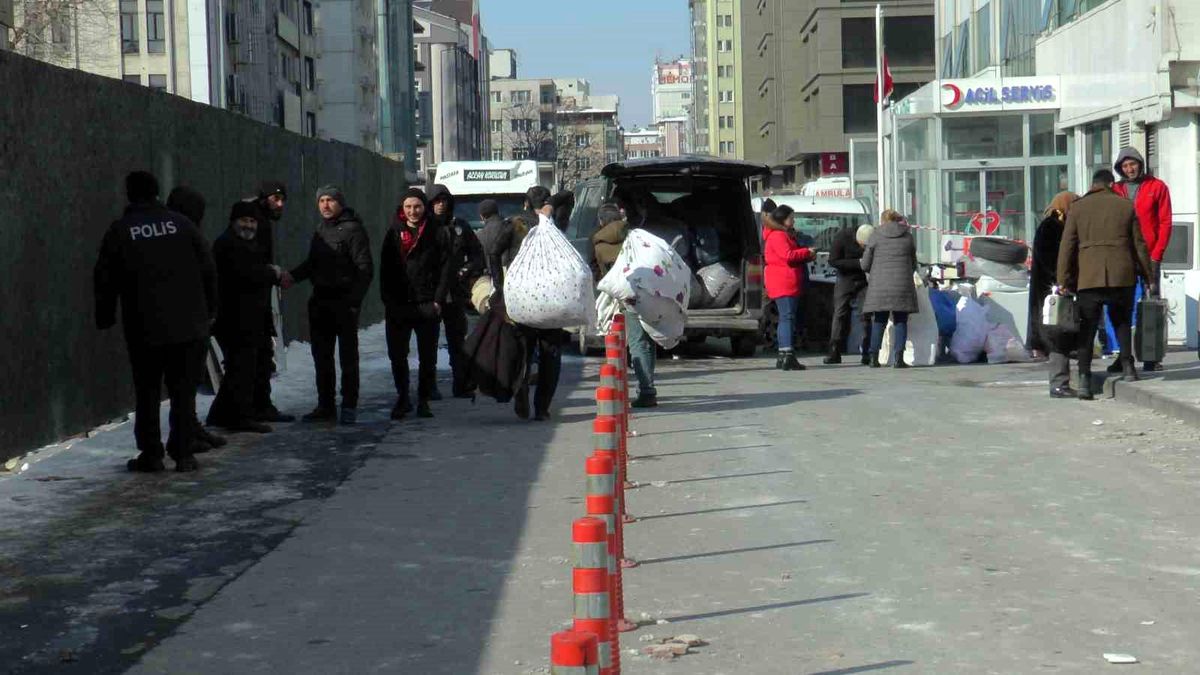 Kayseri\'deki ağır hasarlı binada yıkım öncesi tahliyeler başladı