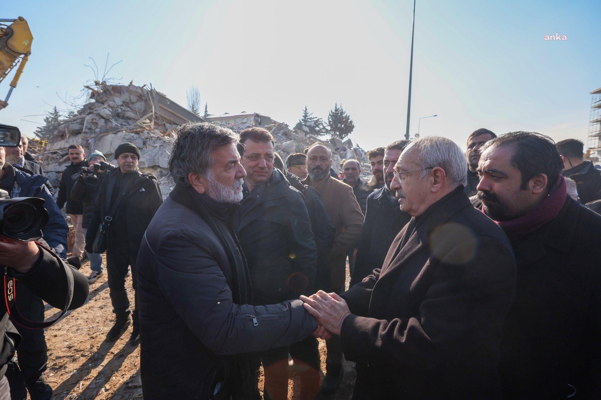 Kılıçdaroğlu, Deprem Bölgesinde: "Bu Enkazı Hep Birlikte Kaldıracağız. Yaralarımızı Saracağız"