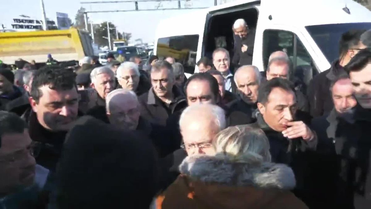 Kılıçdaroğlu'nun Malatya'da Dinlediği Depremzede: 'Yıllardır Yaptığımız Birikimler Bir Dakika İçinde Bitti.