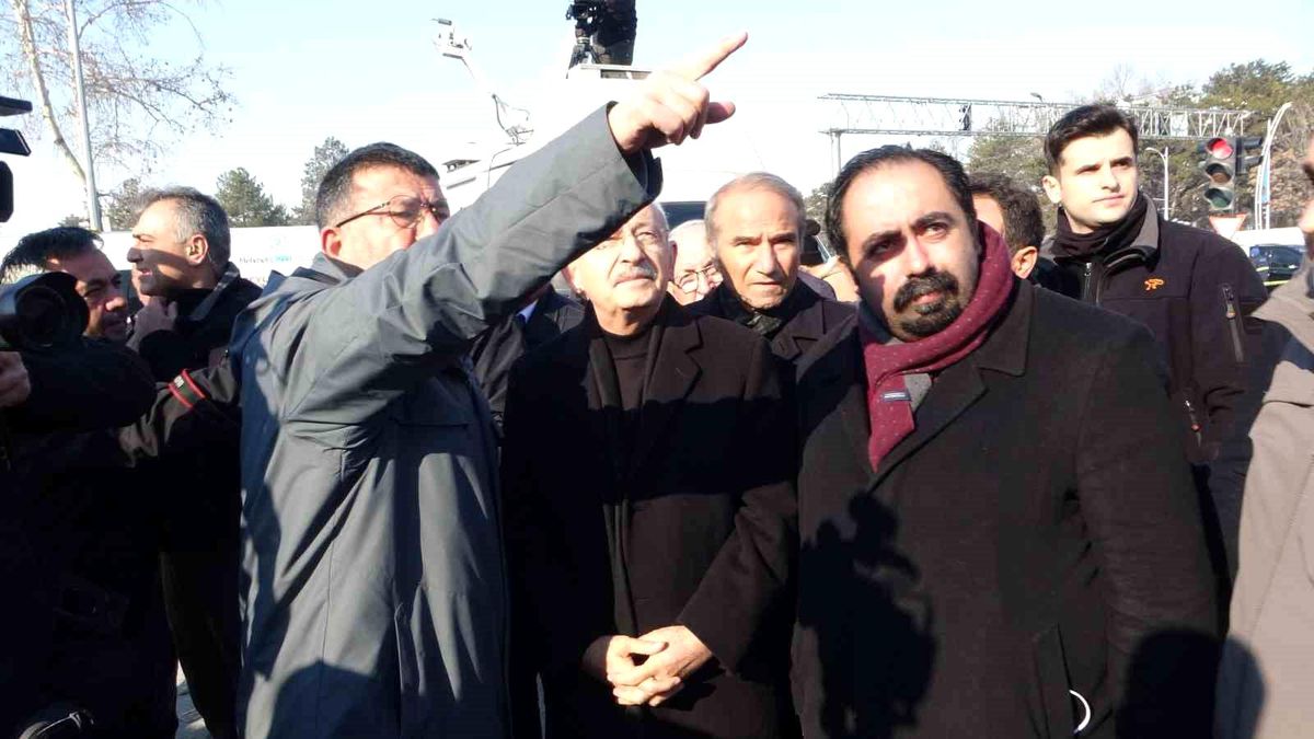 Kılıçdaroğlu, yıkılan Hayat Sitesi'nde incelemede bulundu