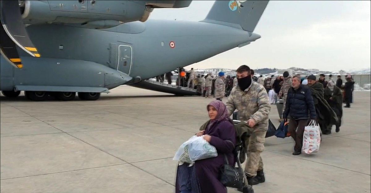Malatya\'daki depremzedeler uçaklarla Ankara\'ya taşınmaya devam ediyor