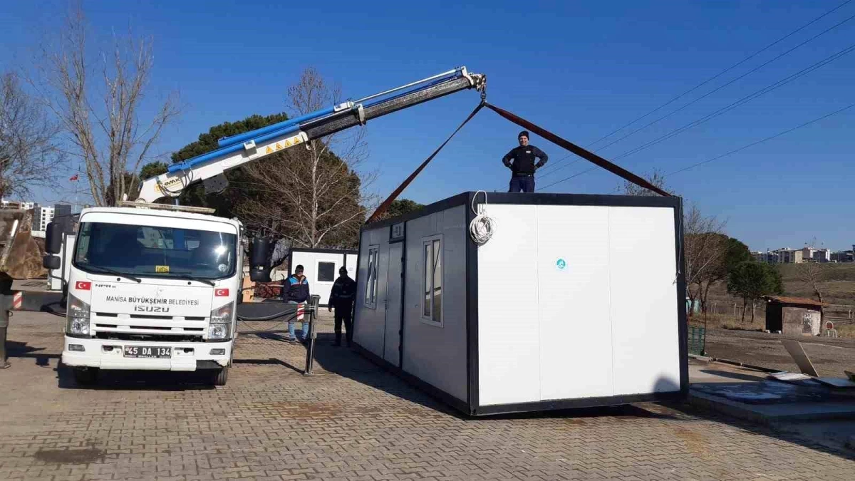 Manisa Büyükşehir Belediyesi ekipleri deprem bölgesi çalışmaları sürüyor