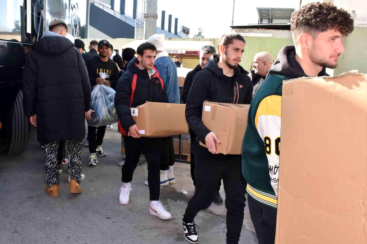 Manisa FK\'dan deprem bölgesine malzeme desteği
