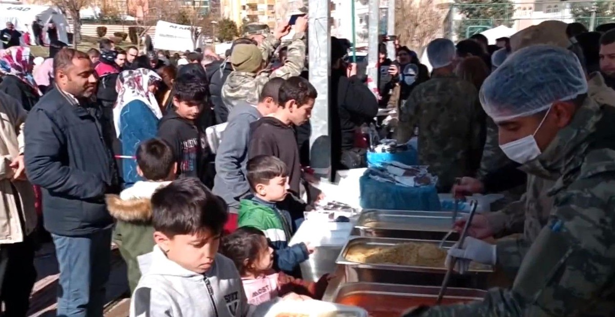 Mehmetçik Şanlıurfa\'da depremzedelere sıcak yemek dağıtıyor