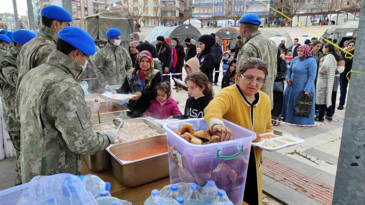 Mehmetçik\'ten depremzedelere sıcak yemek ikramı