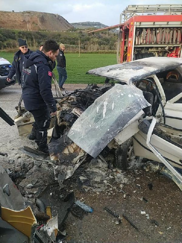 Minibüsle otomobil çarpıştı: 3 ölü, 7 yaralı