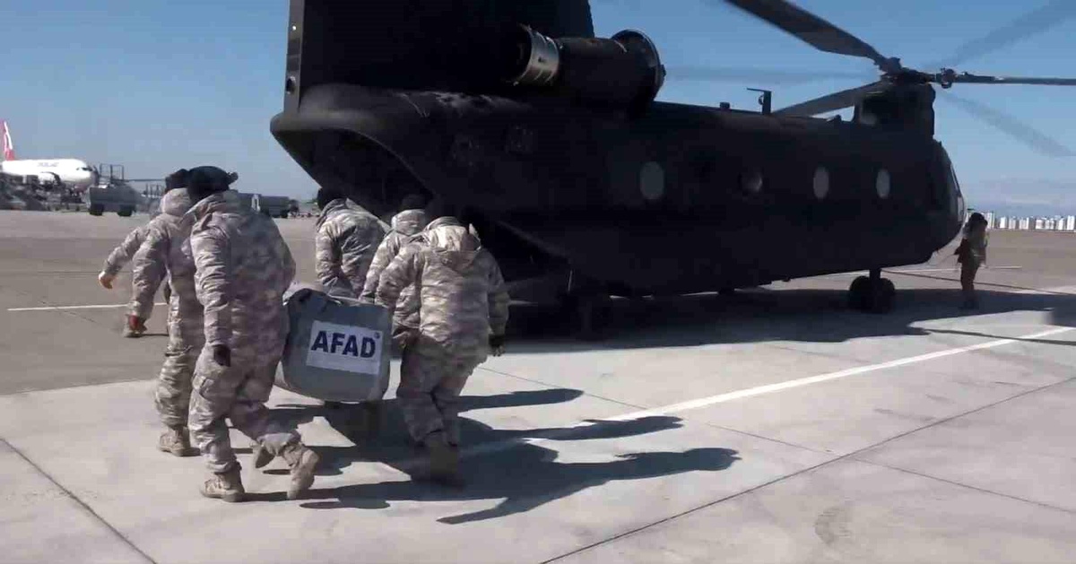 MSB: "CH-47 helikopterleri ile depremden etkilenen vatandaşlarımıza yardım malzemelerini ulaştırmaya devam ediyoruz"