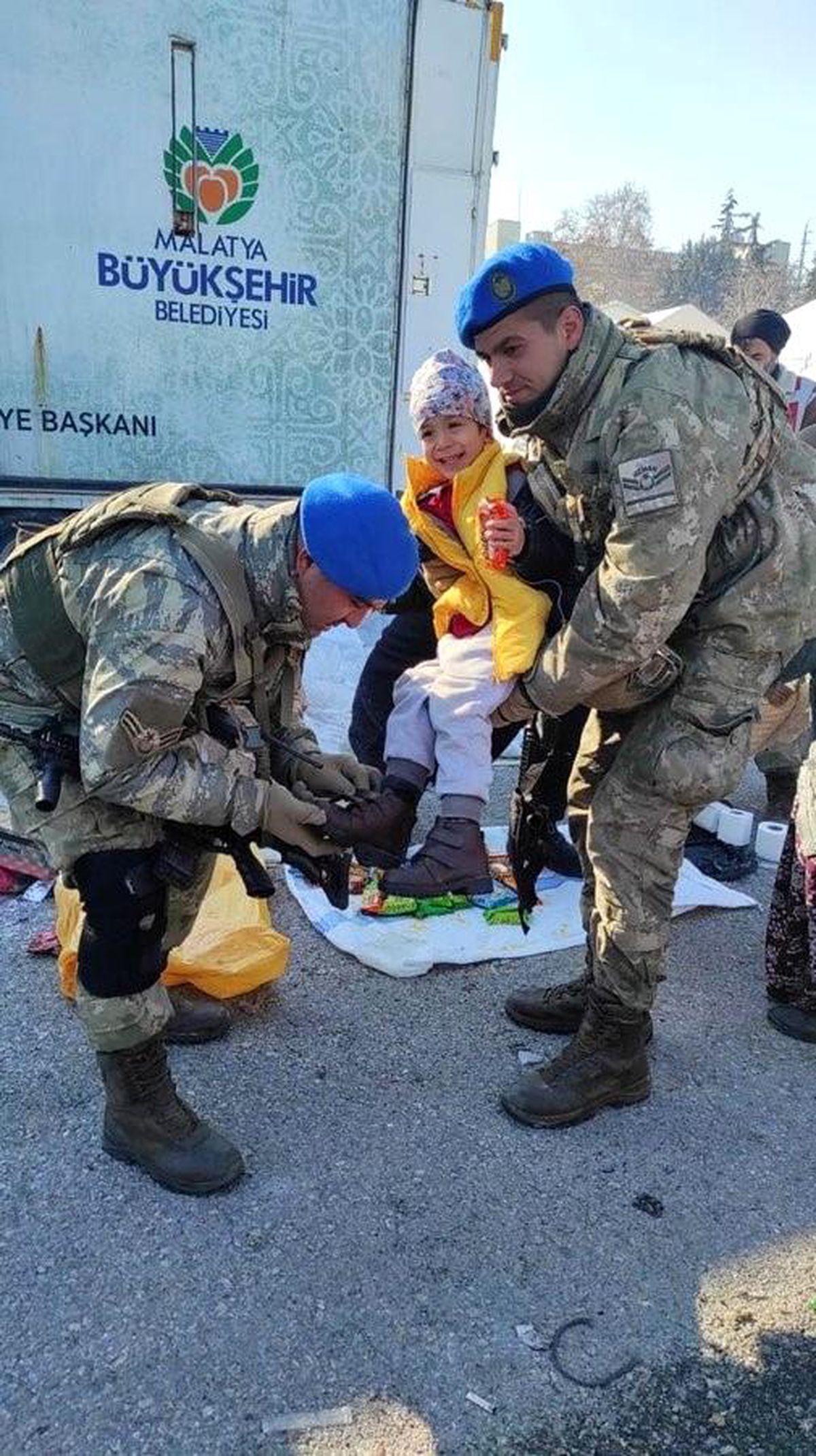 MSB: "Yardım malzemelerini minik yüreklere ulaştırmaya devam ediyoruz"