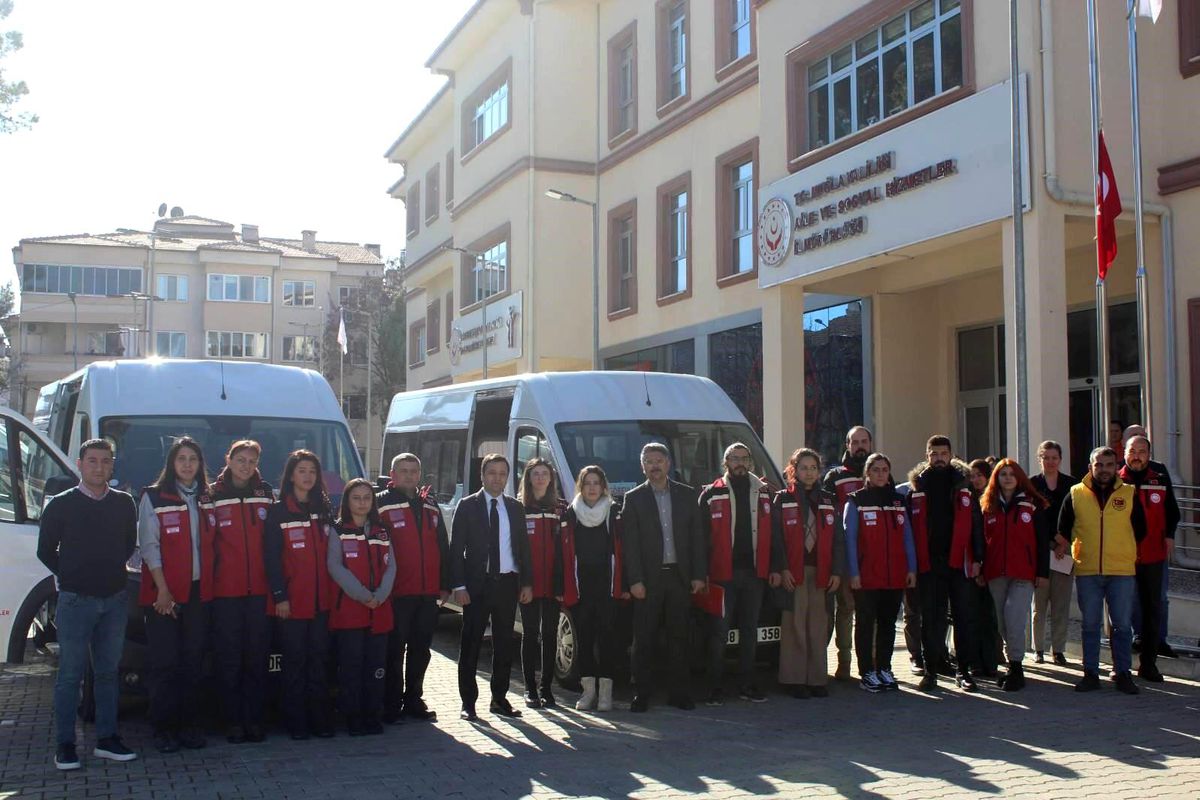 Muğla\'dan kırmızı yelekliler depremzede vatandaşlar için yola çıktı
