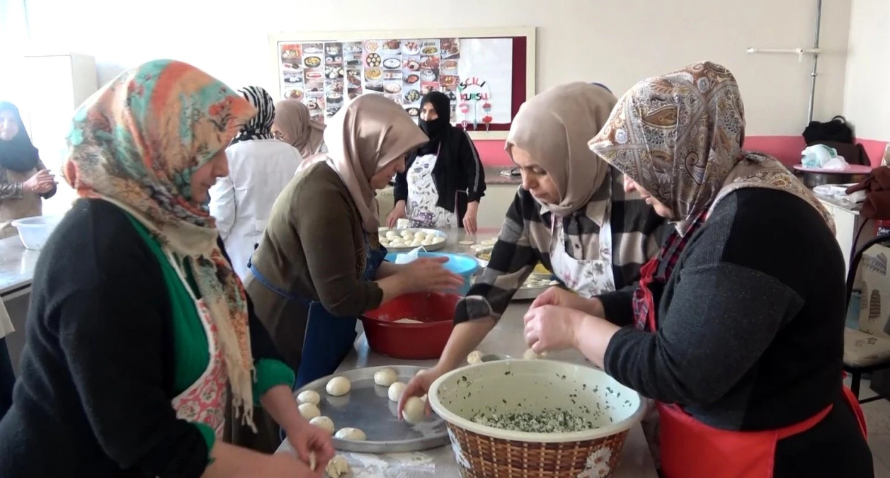 Muşlu kadınlar binlerce poğaça pişirerek deprem bölgesine gönderdi