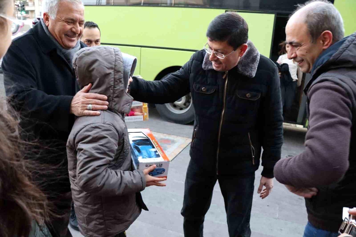 Nazilli\'den 83\'ü tır, 154 araç deprem bölgesine gönderildi