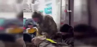 Niğde UMKE ekiplerinden enkaz altındaki vatandaşa hayat eli: 'uyuma bekle' diyerek eline tuttu