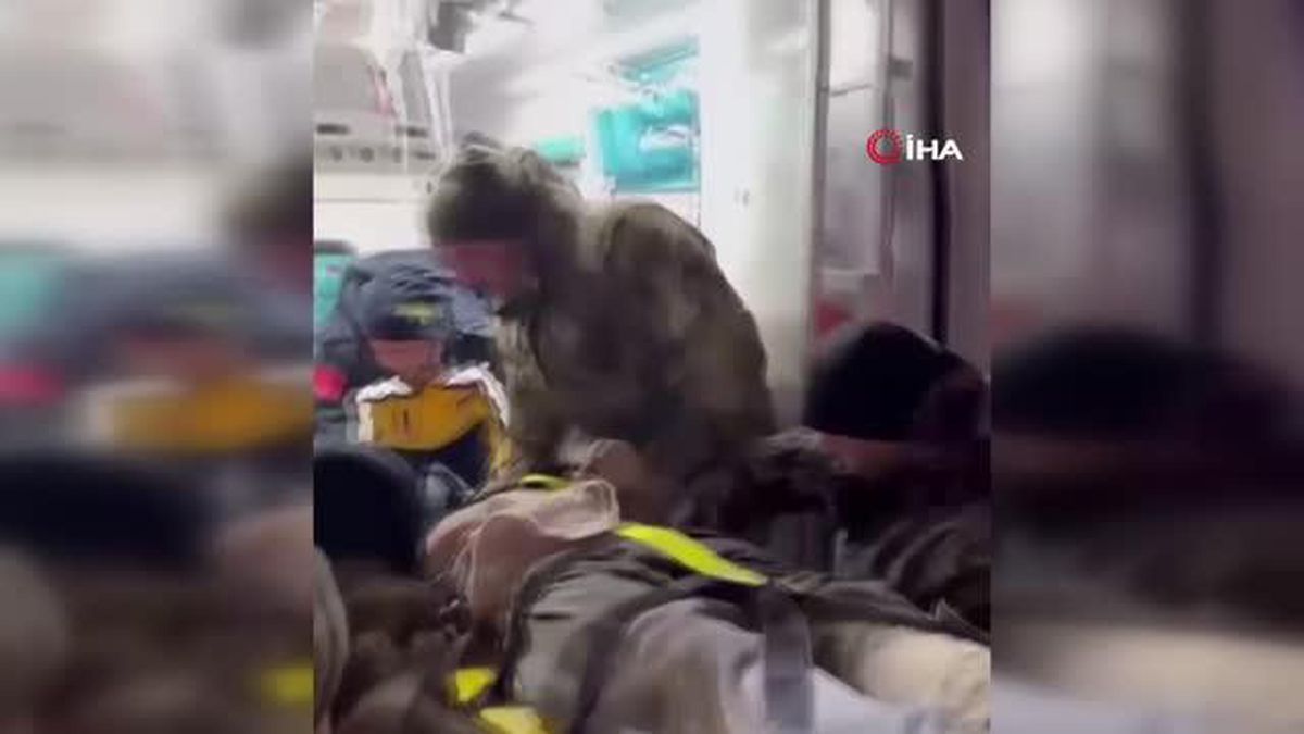 Niğde UMKE ekiplerinden enkaz altındaki vatandaşa hayat eli: 'uyuma bekle' diyerek eline tuttu