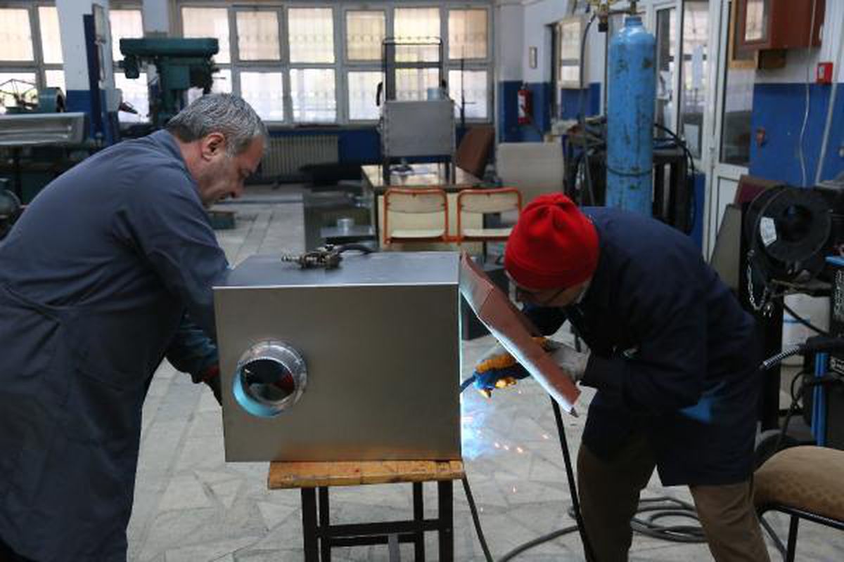 Öğrenciler, depremzedeler için soba ve su geçirmez tulum üretiyor