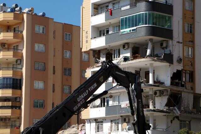OĞUL, YARISI YIKILAN BİNANIN ENKAZINDA; RİSK NEDENİYLE 6 GÜNDÜR ÇALIŞMA YOK OĞUL, YARISI YIKILAN BİNANIN ENKAZINDA; RİSK NEDENİYLE 6 GÜNDÜR ÇALIŞMA YOK