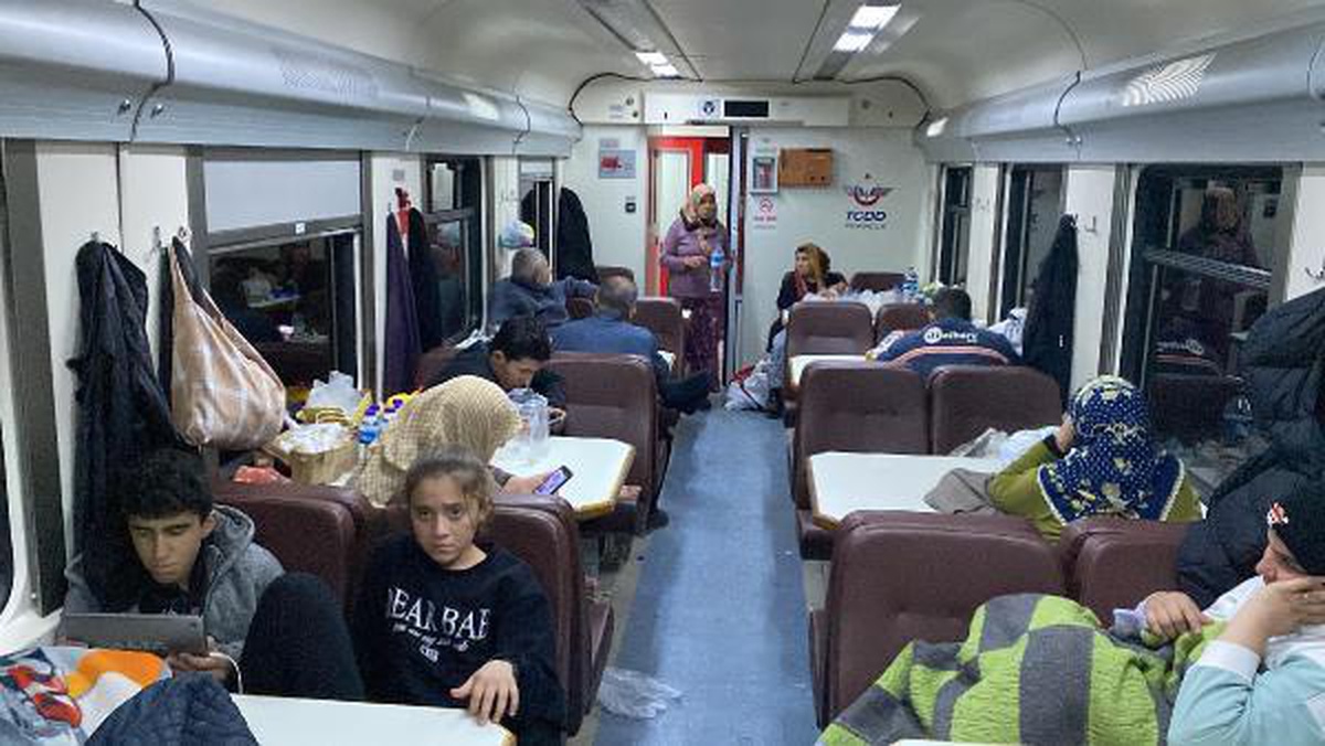 Osmaniye\'de 1000 depremzede, tren vagonlarında misafir ediliyor