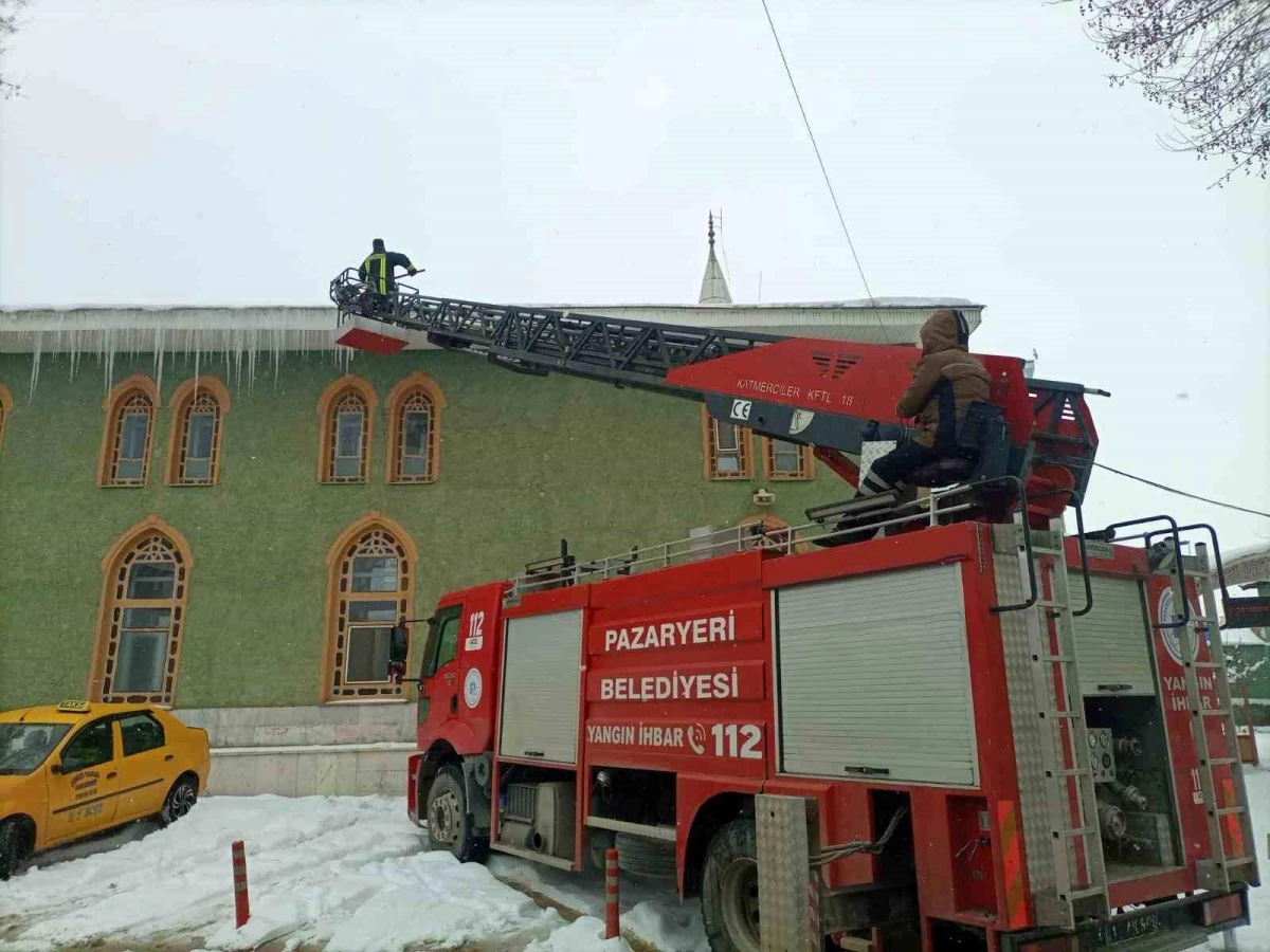 Pazaryeri itfaiyesinden buz mesaisi