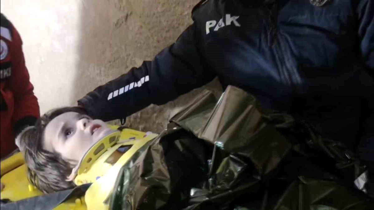 Polis baba ve 4 yaşındaki oğlunun enkazdan çıkarılma anı