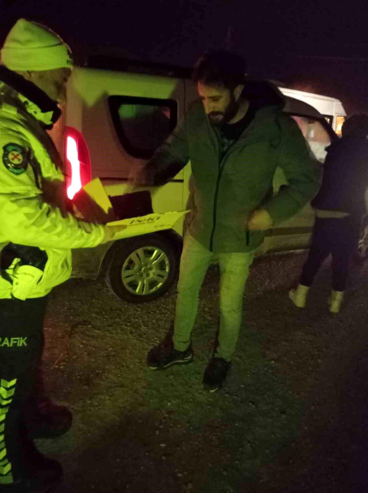 Polis ekiplerinden görenlerin içini ısıtan davranış