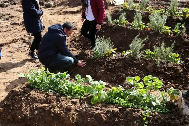 Depremden şans eseri kurtulan polis memuru, iki çocuğunu ve eşini elleriyle toprağa verdi