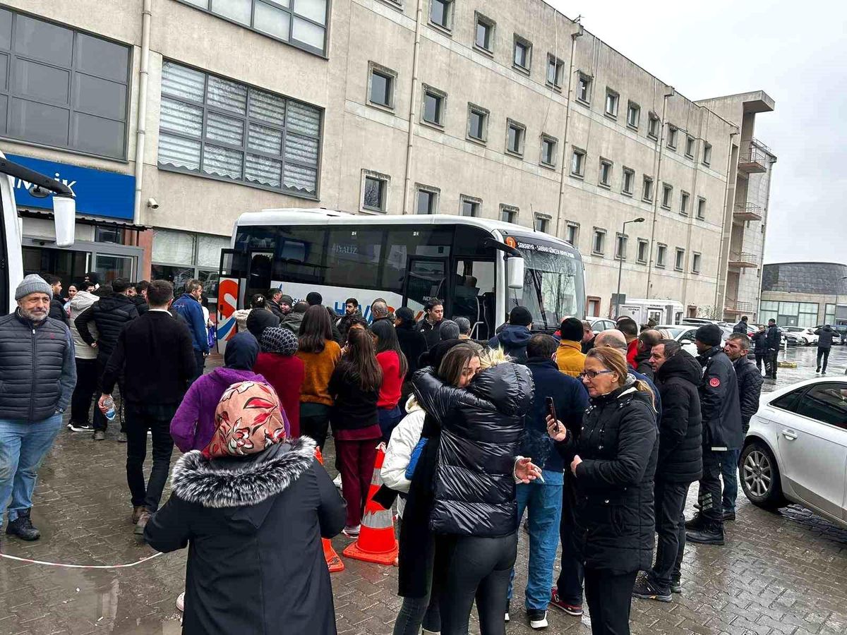 Sakarya ve Düzce\'den deprem bölgesine sağlık personeli ve çadır desteği