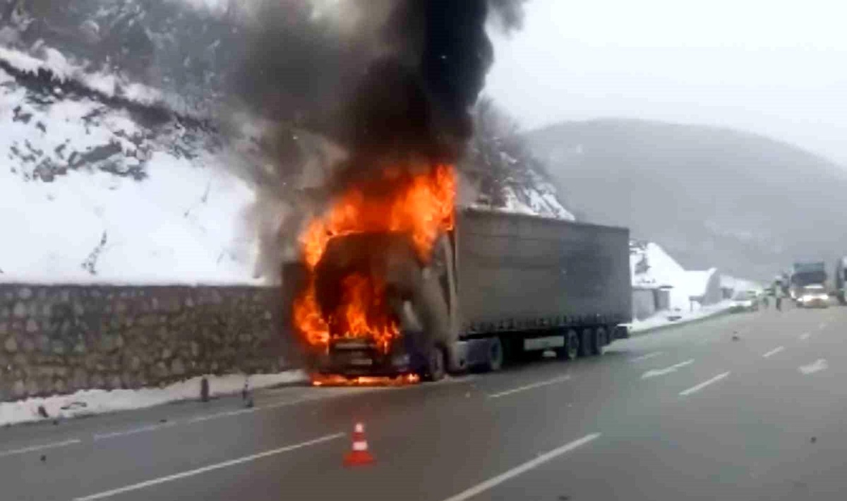 Samsun\'da motor yağı yüklü tır alev alev yandı