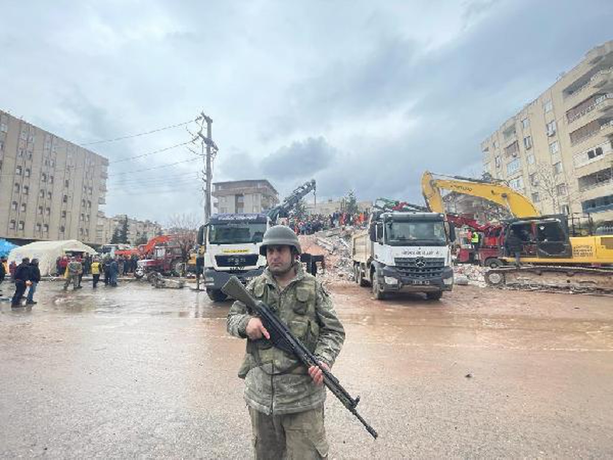 Diyarbakır\'da yıkılan binalardaki kusurlara ilişkin gözaltı kararı verilen kişi sayısı 33\'e yükseldi